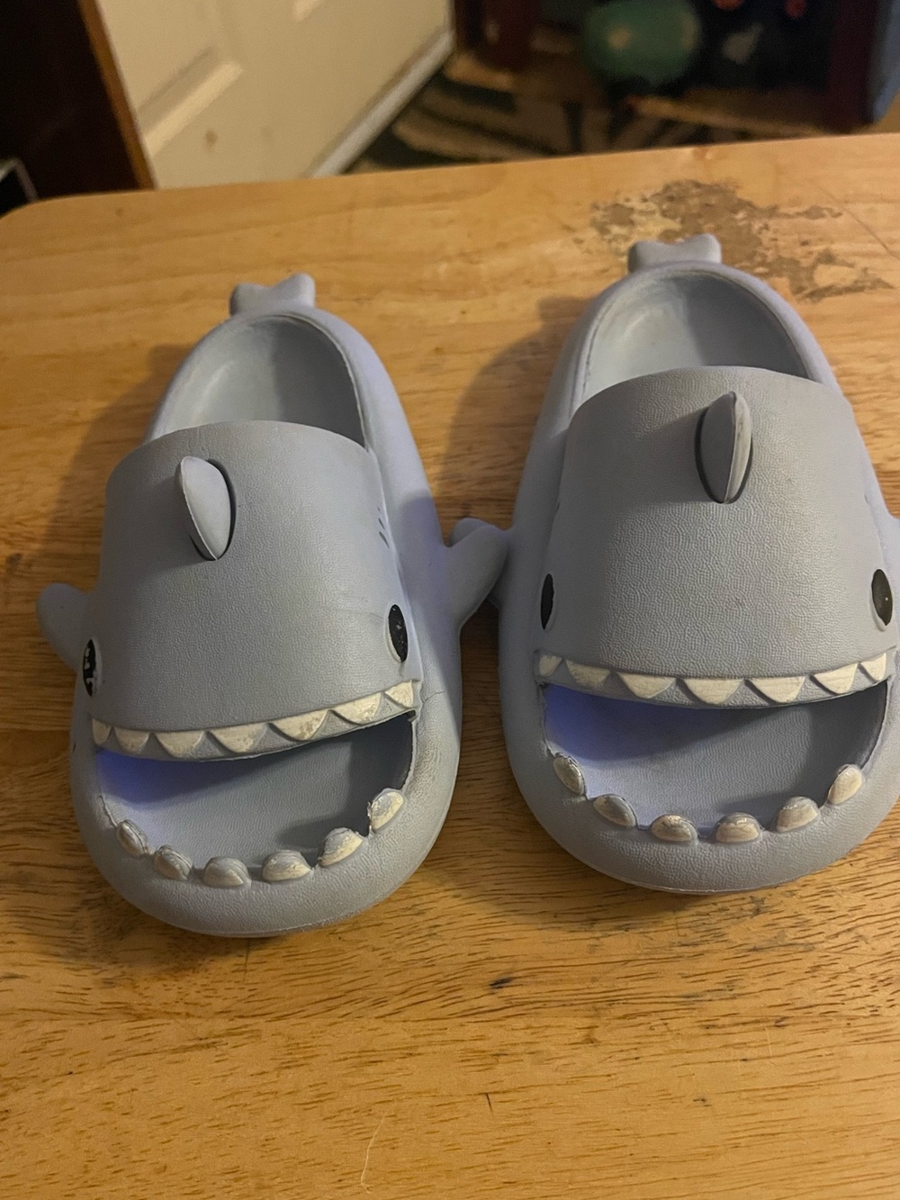 Kids shark slides  size 10-10.5(170mm)